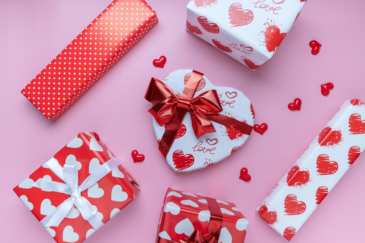 V-Day Spending Tilts Back To Romance